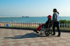 沙河八旬老人推轮椅带老伴游中国(为了方便推轮椅带老伴出门)