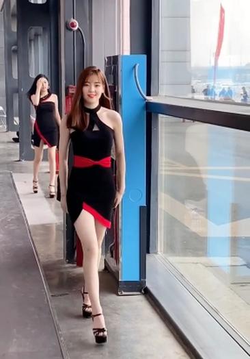 女孩为挣钱在学校兼职当模特的简单介绍