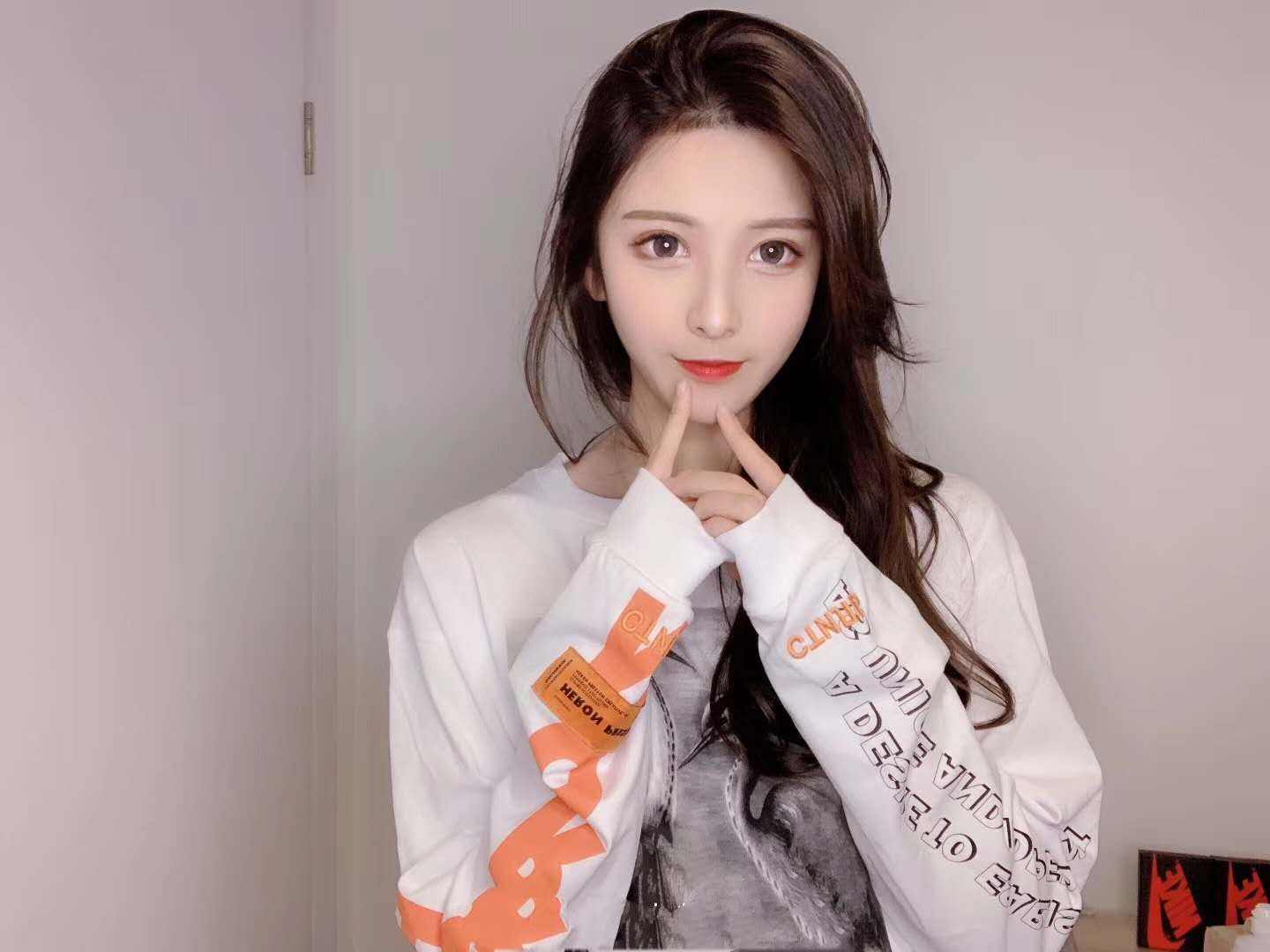 女孩为挣钱在学校兼职当模特的简单介绍